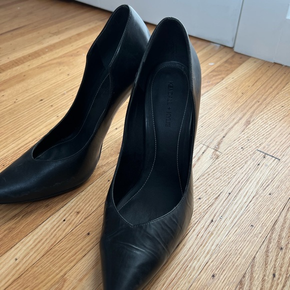 Kendall + Kylie black pumps heels in black leather. Size 8.5 - Picture 6 of 7